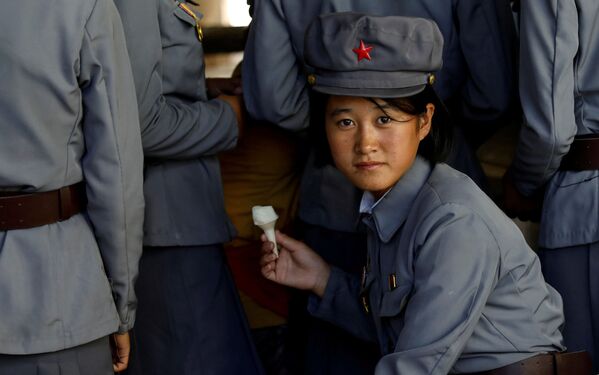 Uma militar saboreia sorvete durante uma visita ao Zoológico de Pyongyang - Sputnik Brasil