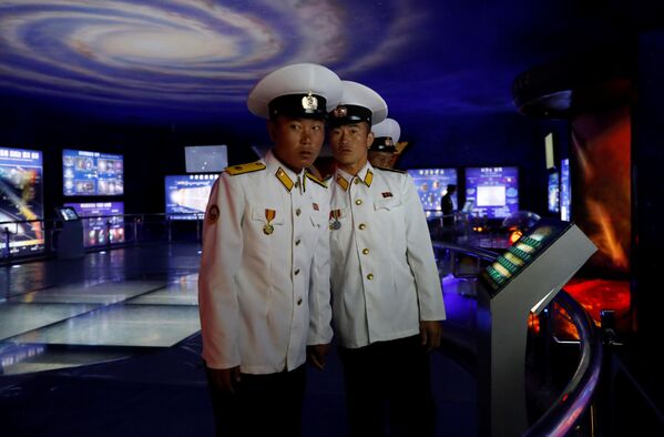 Marinheiros da Coreia da Norte após uma visita ao Museu de História Natural em Pyongyang - Sputnik Brasil