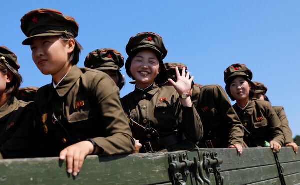 Militares norte-coreanas após visita ao Museu de História Natural em Pyongyang - Sputnik Brasil