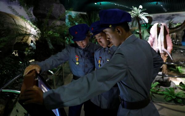 Militares norte-coreanos no Museu de História Natural em Pyongyang - Sputnik Brasil