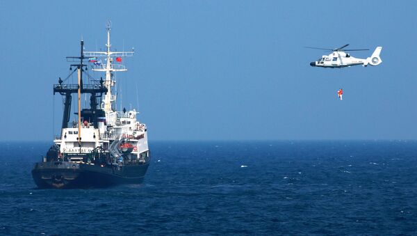 Avião chinês se aproximando de uma embarcação russa durante as manobras conjuntas (foto de arquivo) - Sputnik Brasil