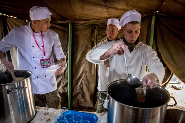 Cozinheiros durante os exercícios militares Vostok 2018 no polígono de Telemba, a uns 130 km ao norte da cidade siberiana de Chita - Sputnik Brasil
