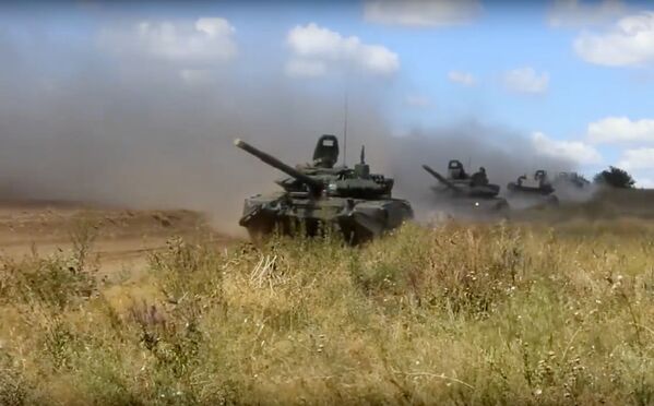 Tanques treinando combate durante os exercícios militares Vostok 2018 na região russa de Chita - Sputnik Brasil