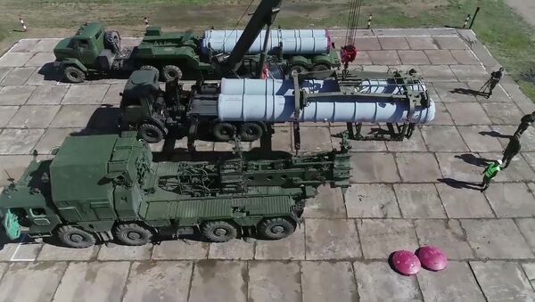 Carregamento do lançador do sistema de defesa antiaérea S-300 no âmbito das manobras Vostok 2018 - Sputnik Brasil
