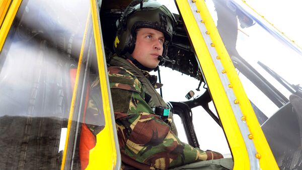 O príncipe William, da Grã-Bretanha, é fotografado no controle de um helicóptero da Sea King durante um exercício de treinamento em Holyhead Mountain, no norte do País de Gales (arquivo) - Sputnik Brasil