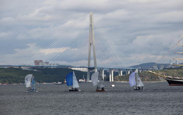 Melhores veleiros russos competem na baía de Ayaks, em Vladivostok, em 12 de setembro - Sputnik Brasil