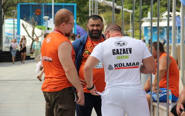 Atletas de mas-wrestling antes das finais do torneio no âmbito do Fórum Econômico Oriental 2018, em Vladivostok, em 12 de setembro - Sputnik Brasil