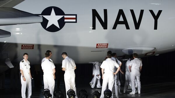 Militares da Marinah dos EUA inspecionam um Boeing P-8A Poseidon. - Sputnik Brasil