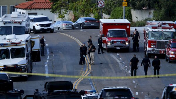 Polícia e bombeiros no local de um tiroteio cometido por pessoa armada com um rifle em Bakers Hills, San Diego, California. Foto de 4 de novembro de 2015. - Sputnik Brasil