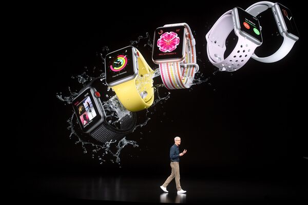 Tim Cook, presidente-executivo da Apple, apresenta os novos modelos do Apple Watch da Série 4 que terão pulseiras de diversas cores - Sputnik Brasil