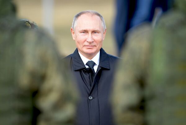 Presidente russo Vladimir Putin no polígono Tsugol - Sputnik Brasil