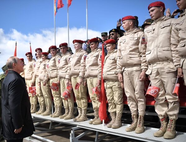 Presidente russo Vladimir Putin discursa ao lado dos novos soldados do exército russo no polígono Tsugol - Sputnik Brasil