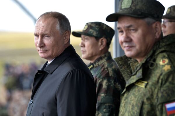 O comandante supremo das Forças Armadas, presidente da Rússia Vladimir Putin, durante o desfile de participantes das manobras militares Vostok 2018 - Sputnik Brasil