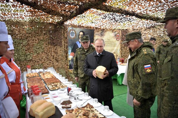 Presidente Vladimir Putin durante a inspeção da cozinha de campo no polígono Tsugol, na região de Transbaikal - Sputnik Brasil