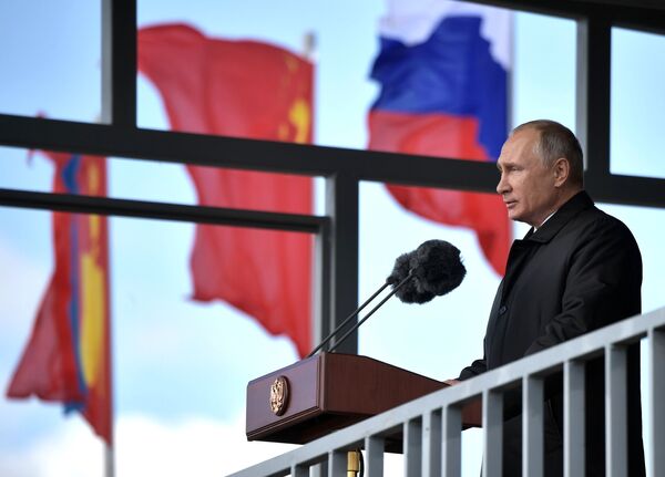 Presidente russo Vladimir Putin faz discurso para os participantes das manobras militares Vostok 2018 - Sputnik Brasil