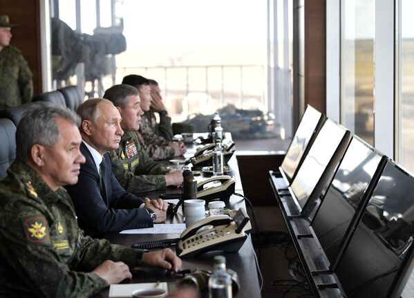 Presidente russo Vladimir Putin acompanha as manobras militares Vostok 2018 das Forças Armadas russas, mongóis e chinesas - Sputnik Brasil