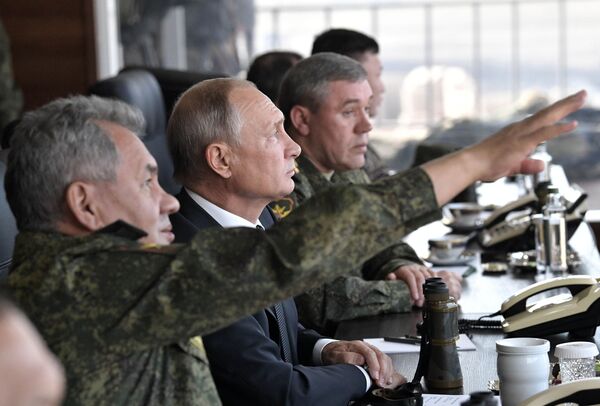 O presidente russo, Vladimir Putin, junto com o ministro da Defesa, Sergei Shoigu, e o chefe do Estado-Maior da Rússia, Valery Gerasimov, acompanham as manobras militares Vostok 2018 - Sputnik Brasil