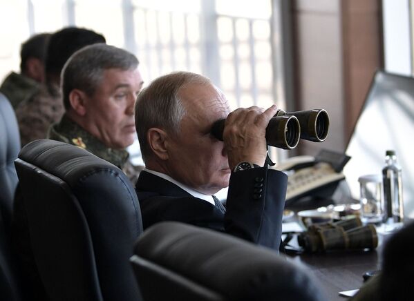 Presidente russo Vladimir Putin observando com binóculo as manobras militares Vostok 2018 - Sputnik Brasil