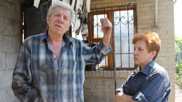 Местные жители у частного жилого дома, разрушенного в результате обстрела Октябрьского района города Донецка - Sputnik Brasil