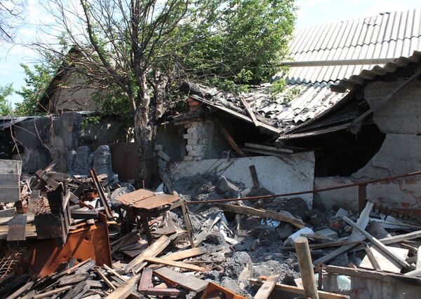 Prédio destruído por bombardeio em Donetsk - Sputnik Brasil