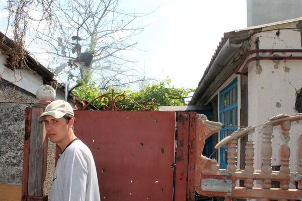 Morador perto da sua casa destruída após bombardeio - Sputnik Brasil