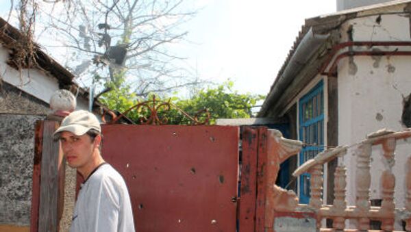 Morador perto da sua casa destruída após bombardeio - Sputnik Brasil