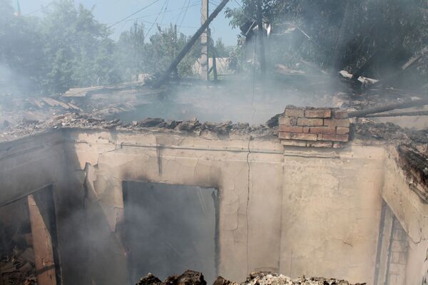 Prédio sem teto como resultado do bombardeio do distrito Oktyabrsky da cidade de Donetsk - Sputnik Brasil