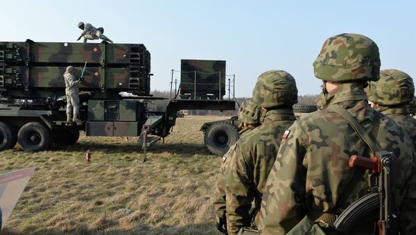 Soldados poloneses observam tropas americanas instalando uma estação de mísseis Patriot de defesa antiaérea - Sputnik Brasil