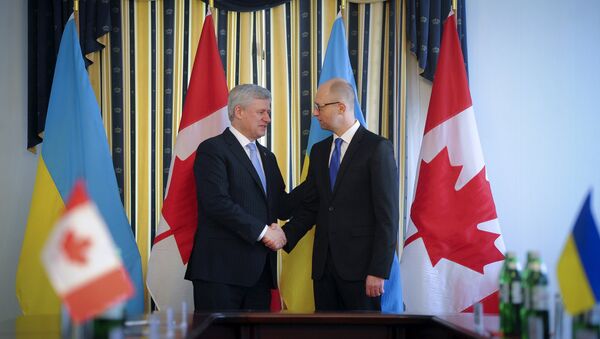 Primeiro ministro ucraniano, Arseny Yatseniuk e colega canadense Stephen Harper. - Sputnik Brasil