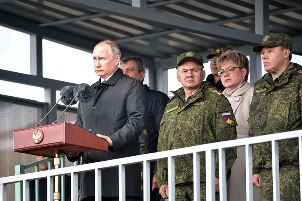 Presidente russo Vladimir Putin faz discurso para os participantes das manobras militares Vostok 2018 no polígono Tsugol, na região de Transbaikal - Sputnik Brasil