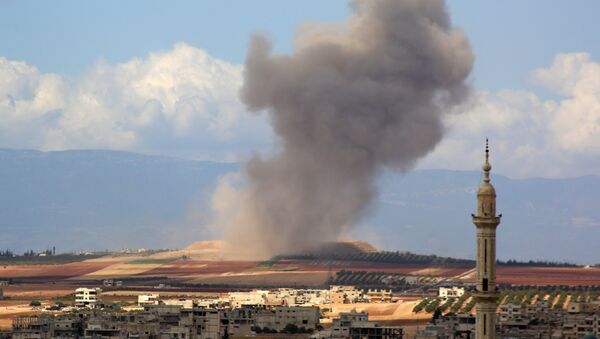 Fumaça sobe na vila síria de Kafr Ain, no sul da província de Idlib, depois de um ataque aéreo em 7 de setembro. - Sputnik Brasil
