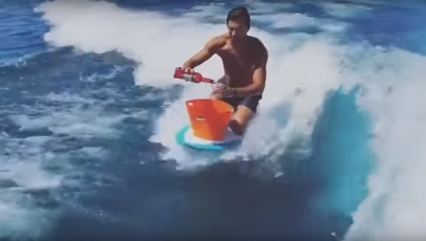 Homem surfa enquanto prepara drink - Sputnik Brasil