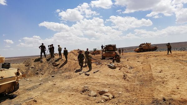 Soldados sírios durante ofensiva às colinas Tulul al Safa, no sul da Síria - Sputnik Brasil