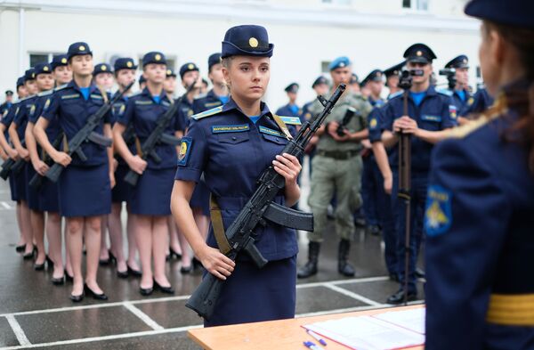Cadetes da Escola Superior de Aviação Militar de Krasnodar para pilotos, durante cerimônia de juramento, Rússia, em 13 de setembro de 2018 - Sputnik Brasil