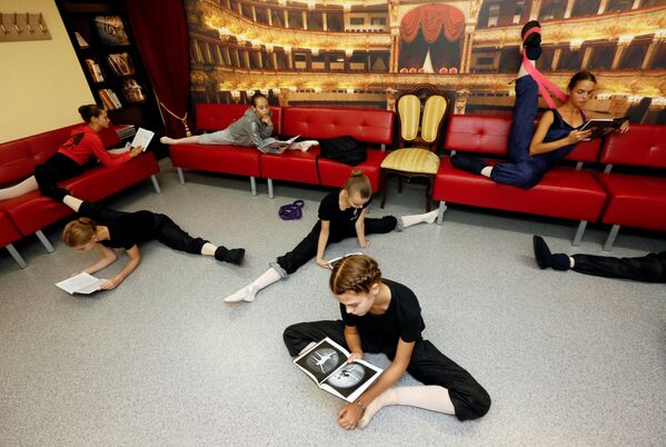 Alunas se exercitam enquanto estudam para teste durante intervalo na faculdade de coreografia Krasnoyarsk, Rússia, em 12 de setembro de 2018 - Sputnik Brasil