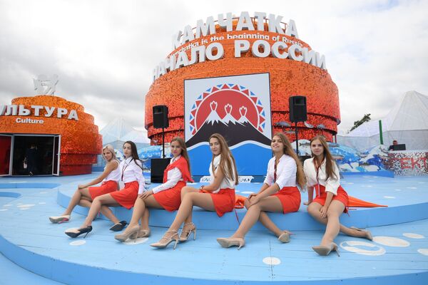 Jovens no pavilhão Kamchatka do Fórum Econômico Oriental em Vladivostok, Rússia - Sputnik Brasil