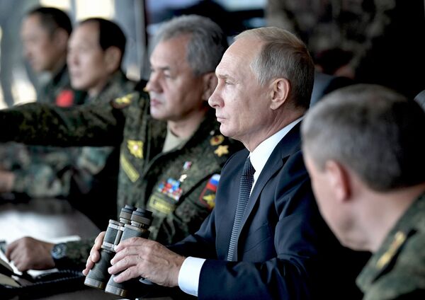 Presidente russo, Vladimir Putin, assiste do posto de comando à manobra militar Vostok 2018 das Forças Armadas da Rússia, Mongólia e da China - Sputnik Brasil