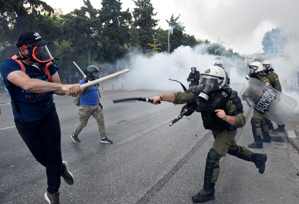 Manifestantes confrontam com a polícia durante manifestação contra o acordo feito pela Grécia e Macedônia para resolver uma disputa sobre a antiga República Iugoslava - Sputnik Brasil