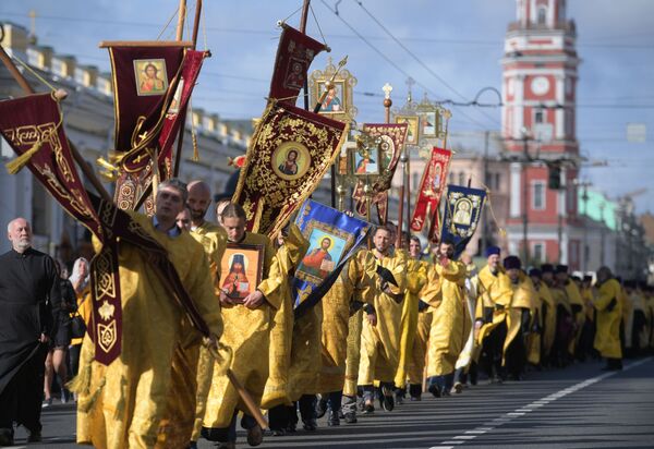 Sacerdotes durante a procissão em homenagem ao dia da transferência das relíquias do Santo Príncipe Aleksandr Nevsky - Sputnik Brasil