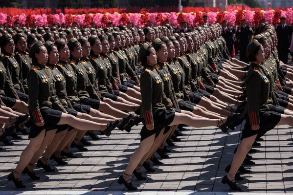 Participantes no desfile em homenagem ao dia da República Popular Democrática da Coreia, em Pyongyang - Sputnik Brasil