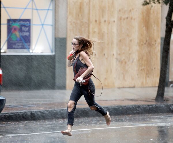 Moça correndo descalça durante o furacão Florence em Wilmington, Carolina do Norte - Sputnik Brasil