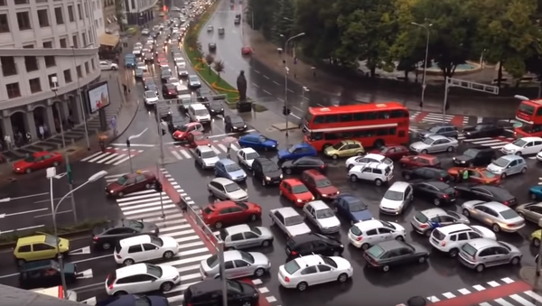Motoristas ficam presos em engarrafamento gigantesco em Skopje, na Macedônia - Sputnik Brasil