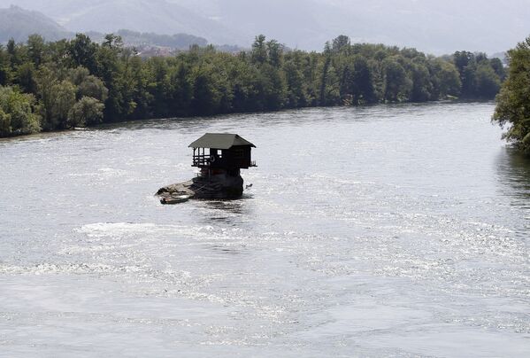 Pequena pousada construída da década de 60 sobre uma pedra no meio do rio Drina, que corre na península balcânica - Sputnik Brasil