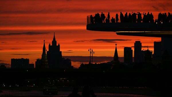 O pôr do sol em Moscou, na foto: visitantes do parque moscovita Zaryadye - Sputnik Brasil
