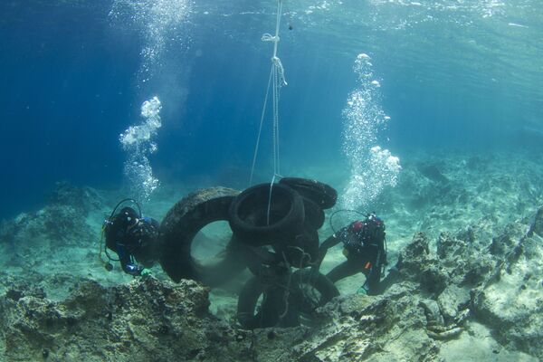 Mergulhadores emergem pneus do fundo do golfo Sarônico - Sputnik Brasil