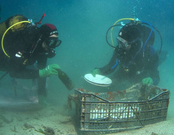 Mergulhadores levantam pratos e garrafas encontrados no fundo do golfo Sarônico perto de Atenas - Sputnik Brasil