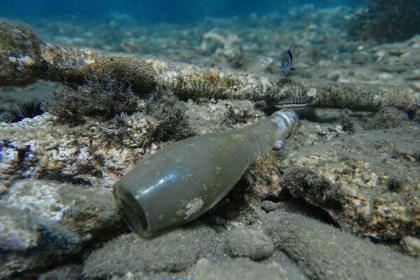 Garrafa de vidro encontrada no mar perto da ilha grega de Sifnos - Sputnik Brasil