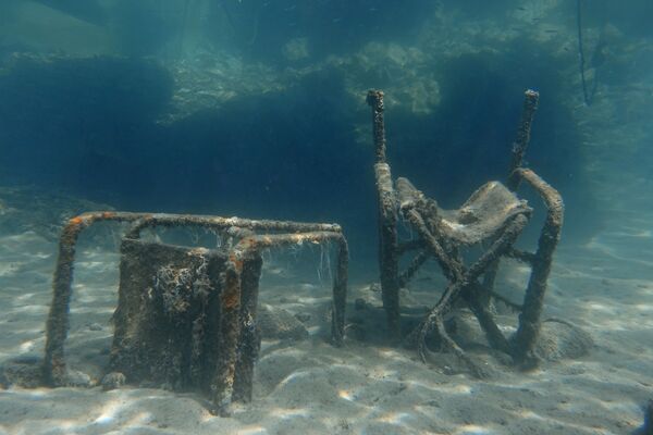 Duas cadeiras são vistas no fundo do mar Egeu perto da ilha de Tasos - Sputnik Brasil