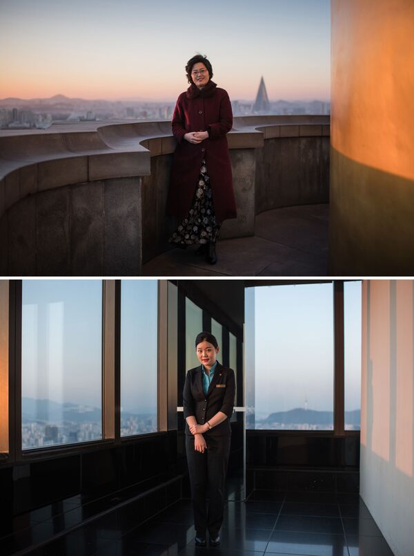 Guias turísticas norte-coreana em Pyongyang (acima) e sul-coreana em Seul (abaixo) - Sputnik Brasil