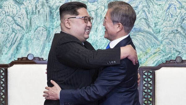 North Korean leader Kim Jong Un, left, and South Korean President Moon Jae-in embrace each other after signing on a joint statement at the border village of Panmunjom in the Demilitarized Zone, South Korea, Friday, April 27, 2018. - Sputnik Brasil
